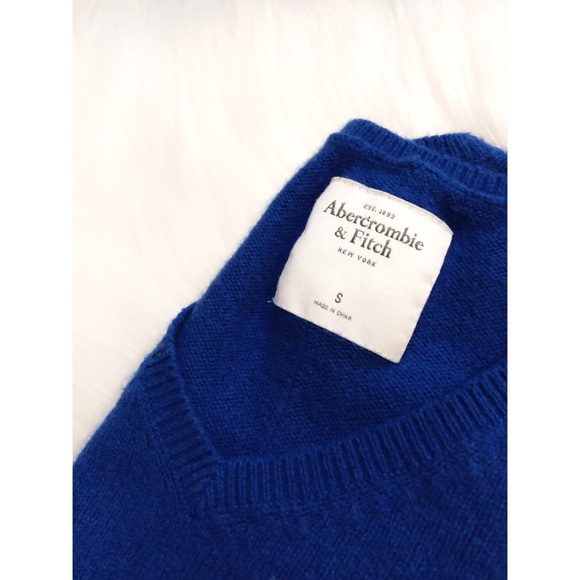 Abercrombie & Fitch Icon V-Neck Sweater - Picture 4 of 4